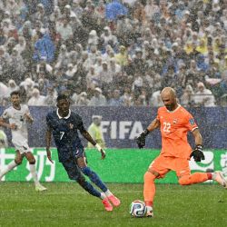 El delantero francés Ousmane Dembélé y el arquero iraquí Ahmed Basil luchan por la pelota durante el partido de fútbol del Grupo I del Mundial de 2026 entre Francia e Irak en el Estadio de Filadelfia. | Foto:Jewel Samad / AFP