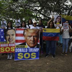 Familiares de presos políticos se manifiestan frente a la embajada de Estados Unidos en Caracas, Venezuela. Los familiares, que llevan 15 días acampando frente a la embajada estadounidense en Caracas, pidieron al presidente Donald Trump que intervenga para lograr la liberación de cientos de presos en Venezuela. | Foto:Federico Parra / AFP