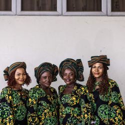 Las hermanas gemelas Taiwo y Kehinde Oketikun, de 41 años, posan para una fotografía con las hermanas gemelas Taiwo y Kehinde Adisa, de 29 años, durante la recepción de la boda en el Centro Internacional de Conferencias de Ibadan. | Foto:OLYMPIA DE MAISMONT / AFP