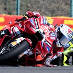 Marc Márquez del equipo Ducati Lenovo, compite por la victoria en el Gran Premio de la República Checa de MotoGP en Brno, República Checa. | Foto:Michal Cizek / AFP