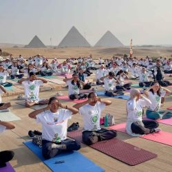 Personas participantes en una sesión de yoga para celebrar el Día Internacional del Yoga en el punto escénico de las Pirámides de Giza, en Giza, Egipto. | Foto:Xinhua/Ahmed Gomaa