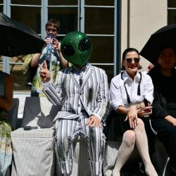 Un invitado con una máscara de extraterrestre asiste al desfile de la colección de Thom Browne en la Semana de la Moda Masculina Primavera/Verano 2027 de Milán, Italia. | Foto:STEFANO RELLANDINI / AFP