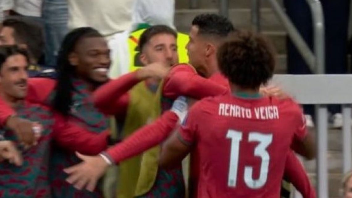 Cristiano Ronaldo marcou dois gols contra o Uzbequistão para encerrar a seca na Copa do Mundo Cristiano Ronaldo marcou dois gols contra o Uzbequistão para encerrar a seca na Copa do Mundo