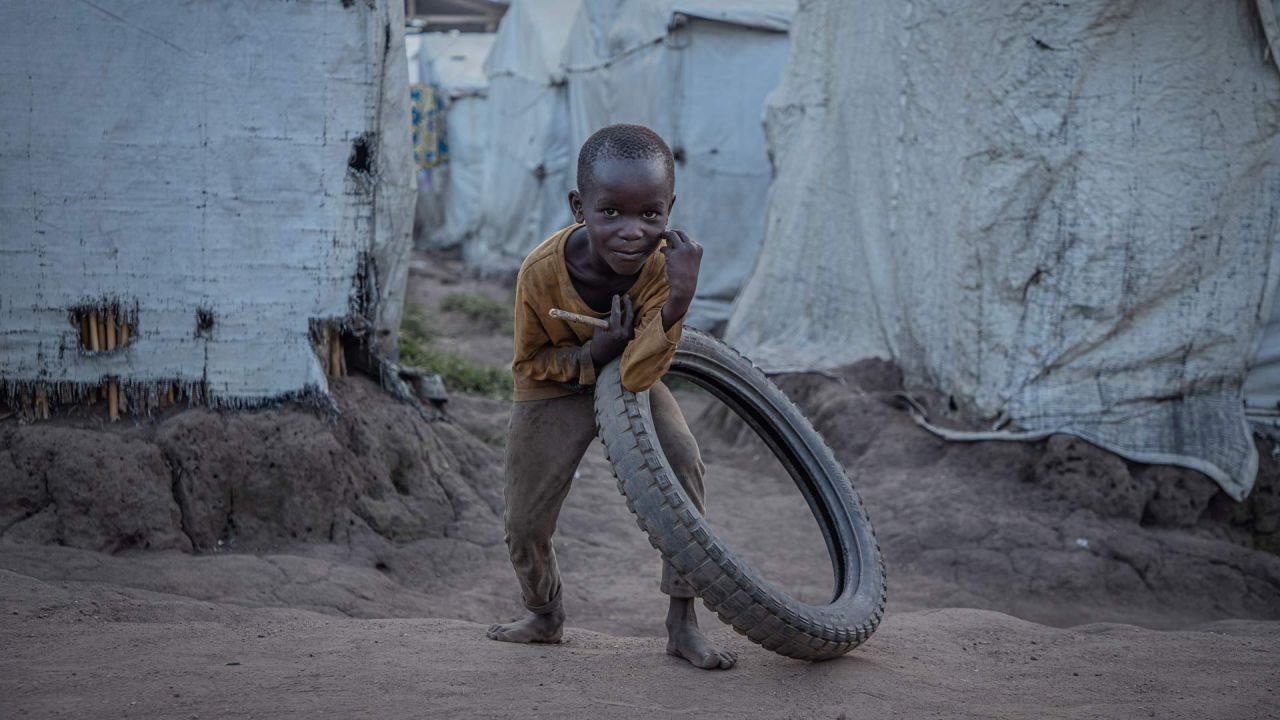 Imagen de un niño jugando en un campamento de desplazados, cerca de Bunia, capital de Ituri, República Democrática del Congo (RDC). El hacinamiento y las precarias condiciones sanitarias en los campamentos de desplazados en la RDC están aumentando el riesgo de transmisión del ébola, advirtieron los trabajadores humanitarios de la ONU. | Foto:Xinhua