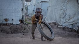 Imagen de un niño jugando en un campamento de desplazados, cerca de Bunia, capital de Ituri, República Democrática del Congo (RDC). El hacinamiento y las precarias condiciones sanitarias en los campamentos de desplazados en la RDC están aumentando el riesgo de transmisión del ébola, advirtieron los trabajadores humanitarios de la ONU.