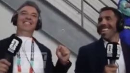 La eufórica reacción de Marcelo Gallardo y Carlos Tévez tras el primer gol de Lionel Messi ante Austria