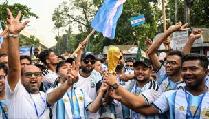 Festejo en Bangladesh por la Selección Argentina