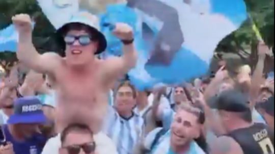 El video del enano austríaco que festejó con los hinchas argentinos