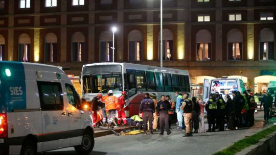 Un colectivo perdió el control en Mar del Plata, se subió a la vereda y mató a una mujer
