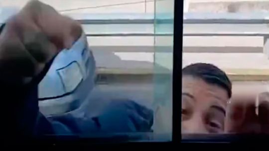 Un conductor golpeó a un colectivero tras una discusión de tránsito en La Matanza y todo quedó grabado
