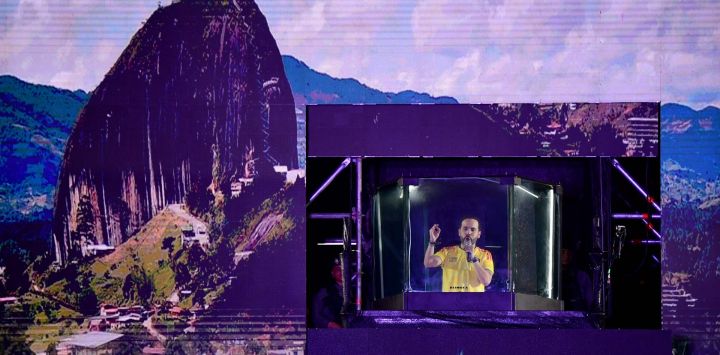 Abelardo de la Espriella, se dirige a sus seguidores tras un cristal blindado después de conocerse los resultados preliminares de la segunda vuelta de las elecciones presidenciales en el monumento Ventana al Mundo en Barranquilla, Colombia.
