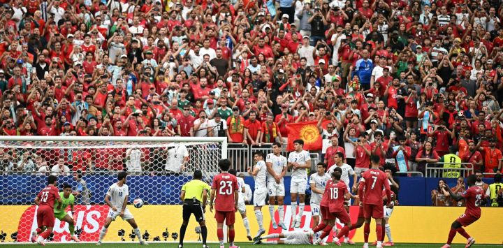 El defensor portugués Nuno Mendes anota el segundo gol de su equipo durante el partido de fútbol del Grupo K de la Copa Mundial 2026 entre Portugal y Uzbekistán en el Estadio Houston en Houston.