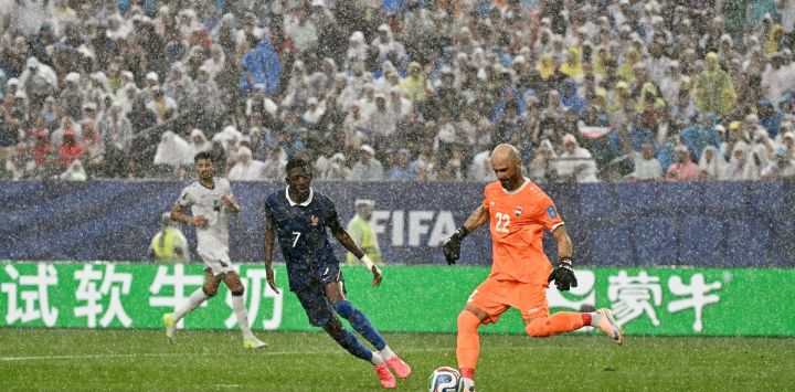 El delantero francés Ousmane Dembélé y el arquero iraquí Ahmed Basil luchan por la pelota durante el partido de fútbol del Grupo I del Mundial de 2026 entre Francia e Irak en el Estadio de Filadelfia.
