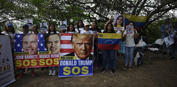 Familiares de presos políticos se manifiestan frente a la embajada de Estados Unidos en Caracas, Venezuela. Los familiares, que llevan 15 días acampando frente a la embajada estadounidense en Caracas, pidieron al presidente Donald Trump que intervenga para lograr la liberación de cientos de presos en Venezuela.