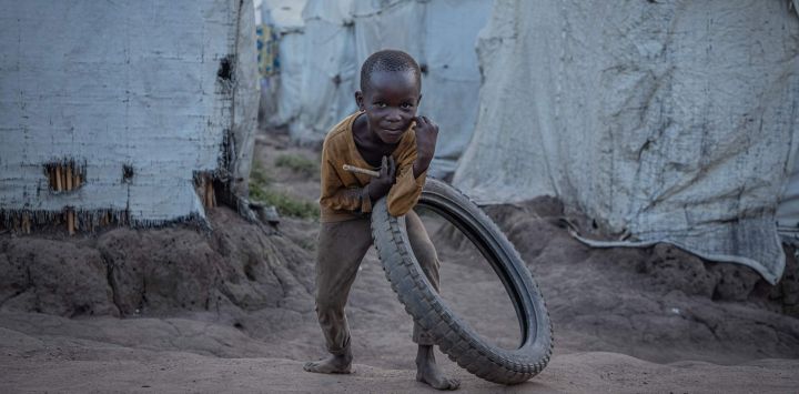 Imagen de un niño jugando en un campamento de desplazados, cerca de Bunia, capital de Ituri, República Democrática del Congo (RDC). El hacinamiento y las precarias condiciones sanitarias en los campamentos de desplazados en la RDC están aumentando el riesgo de transmisión del ébola, advirtieron los trabajadores humanitarios de la ONU.