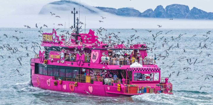 Imagen tomada con un dron de un paseo en bote, en el área marítima de la ciudad de Rongcheng, en la provincia de Shandong, en el este de China.
