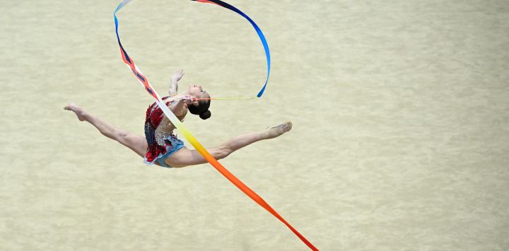 La bielorrusa Darya Viarenich compite en la prueba individual de cinta de la Copa Mundial de Gimnasia Rítmica 2026 en Pekín, China.
