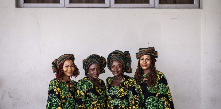 Las hermanas gemelas Taiwo y Kehinde Oketikun, de 41 años, posan para una fotografía con las hermanas gemelas Taiwo y Kehinde Adisa, de 29 años, durante la recepción de la boda en el Centro Internacional de Conferencias de Ibadan.