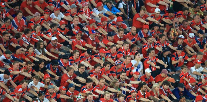 Los aficionados noruegos animan a su equipo durante el partido de fútbol del Grupo I de la Copa Mundial de 2026 entre Noruega y Senegal en el estadio New York/New Jersey en East Rutherford.