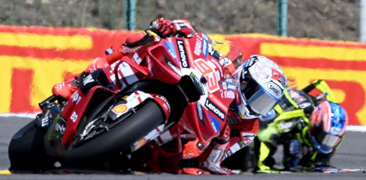 Marc Márquez del equipo Ducati Lenovo, compite por la victoria en el Gran Premio de la República Checa de MotoGP en Brno, República Checa.
