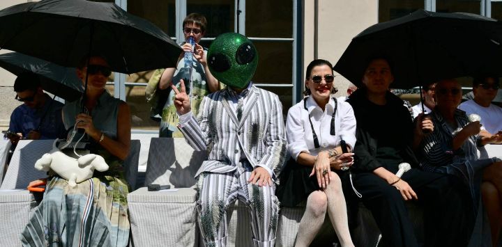 Un invitado con una máscara de extraterrestre asiste al desfile de la colección de Thom Browne en la Semana de la Moda Masculina Primavera/Verano 2027 de Milán, Italia.