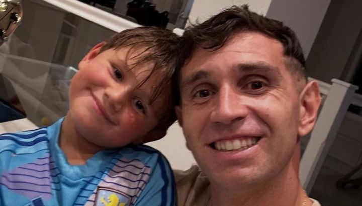 Así fue el cumpleaños de Santino, el hijo del Dibu Martínez: sorpresa y el tierno mensaje del arquero de la selección 