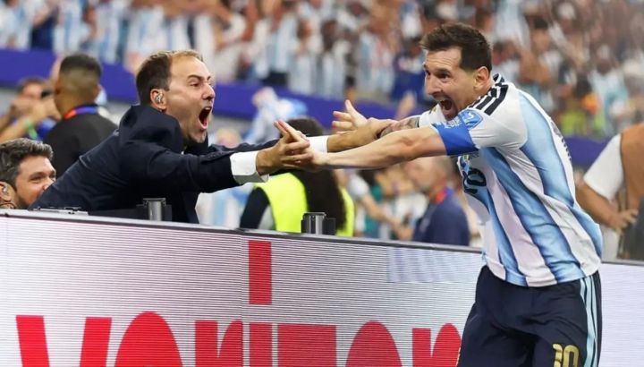 Lionel Messi festejó su segundo gol ante Austria con un periodista y la foto se viralizó: "Estoy temblando"