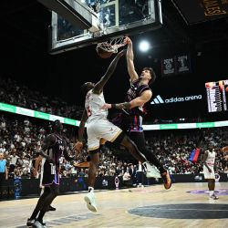 El alero estadounidense número 34 del Paris Basketball, Daulton Hommes, realiza una anotación durante el quinto partido de la final de la Liga Nacional de Basquet (LNB Elite) Pro A francesa entre el Paris Basketball y el AS Monaco Basket, en el Adidas Arena de París. | Foto:JULIEN DE ROSA / AFP