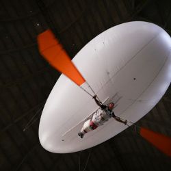 El creador francés del dirigible individual Aeroplume, Jean-Pierre David, vuela dentro del hangar de dirigibles de Ecausseville, en Ecausseville, al oeste de Francia. | Foto:LOU BENOIST / AFP
