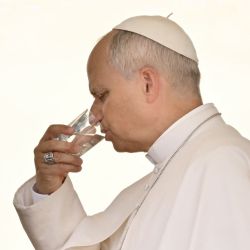 El papa León XIV bebe un vaso de agua al finalizar la audiencia general semanal en la Plaza de San Pedro, en el Vaticano. | Foto:Filippo Monteforte / AFP