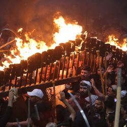 Imagen de un ritual celebrado el séptimo día del mes musulmán de Muharram en Nayaf, antes de Ashura, festividad que conmemora el asesinato del Imam Hussein, nieto del profeta Mahoma, en la batalla de Karbala del año 680 d. C.. | Foto:AHMAD AL-RUBAYE / AFP