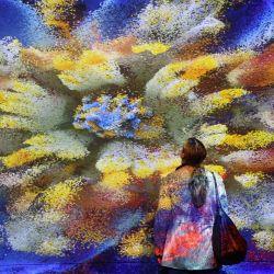 Imagen de una invitada visitando DATALAND, un nuevo museo de arte de inteligencia artificial (IA), durante el día de prensa, en Los Ángeles, California, Estados Unidos. Descrito como el primer museo de arte de IA y ecosistema digital del mundo, el museo ofrece una experiencia inmersiva que combina inteligencia artificial, datos y expresión artística. | Foto:Xinhua/Zeng Hui