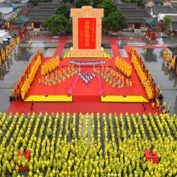 Imagen tomada con un dron de una ceremonia en honor a Fuxi, un ancestro mítico de la nación china, en Tianshui, en la provincia de Gansu, en el noroeste de China. Tianshui es conocida como la cuna de esta figura mítica, venerada por su contribución a la enseñanza de la pesca, la caza y la cría de animales. Según los registros históricos, la conmemoración anual de Fuxi tiene una tradición de más de 2.000 años. Fue declarada patrimonio cultural inmaterial nacional en 2006. | Foto:Xinhua/Zhou Wentao