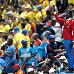 Michel Kuka Mboladinga, simpatizante de la República Democrática del Congo, rinde homenaje al fallecido primer ministro congoleño Patrice Lumumba, permaneciendo inmóvil antes del partido de fútbol del Grupo K del Mundial de 2026 entre Colombia y la República Democrática del Congo en el Estadio Guadalajara de Zapopan. | Foto:ULISES RUIZ / AFP