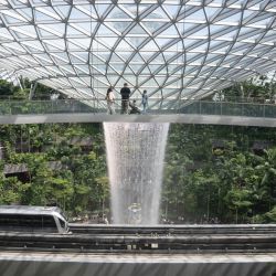 Personas tomaron fotografías de la cascada artificial interior Rain Vortex en el aeropuerto Jewel Changi, en Singapur. | Foto:Xinhua/Then Chih Wey