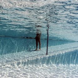 Una mujer se refresca en una piscina mientras España experimenta una ola de calor, en Madrid. Casi toda España esta bajo alerta de calor, partes del sur y norte del país se colocaron en el nivel de alerta más alto mientras una ola de calor azota a la mayor parte de Europa occidental. Se pronosticaron temperaturas de hasta 40°C a la sombra en partes del País Vasco en la frontera con Francia, una zona donde ese calor extremo es relativamente poco común. | Foto:OSCAR DEL POZO / AFP