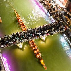 Vista aérea tomada con un dron de una carrera nocturna de botes del dragón llevada a cabo para celebrar el Festival del Bote del Dragón, en la aldea de Sanxi del distrito de Changle, en Fuzhou, capital de la provincia de Fujian, en el sureste de China. El evento tiene un profundo significado cultural y sirve como oración por las buenas cosechas y el bienestar. | Foto:Xinhua/Jiang Kehong