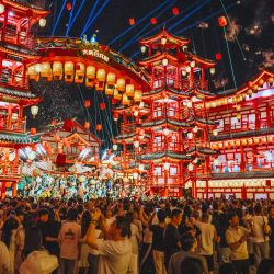 Imagen de turistas observando una presentación en el área escénica de la Antigua Calle Hetou, en Tangshan, en la provincia de Hebei, en el norte de China. | Foto:Xinhua/Liu Mancang