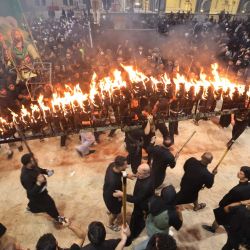 Imagen de un ritual celebrado el séptimo día del mes musulmán de Muharram en Nayaf, antes de Ashura, festividad que conmemora el asesinato del Imam Hussein, nieto del profeta Mahoma, en la batalla de Karbala del año 680 d. C.. | Foto:AHMAD AL-RUBAYE / AFP