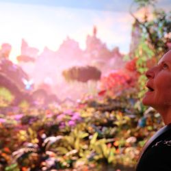 Imagen de una invitada visitando DATALAND, un nuevo museo de arte de inteligencia artificial (IA), durante el día de prensa, en Los Ángeles, California, Estados Unidos. Descrito como el primer museo de arte de IA y ecosistema digital del mundo, el museo ofrece una experiencia inmersiva que combina inteligencia artificial, datos y expresión artística. | Foto:Xinhua/Zeng Hui