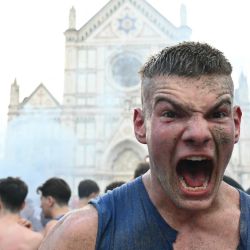 Los azzuri celebran tras ganar el partido final del Calcio Storico Fiorentino, un tradicional juego de pelota renacentista del siglo XVI, entre los Azzurri de Santa Croce y los Rossi de Santa Maria Novella, en la Piazza Santa Croce de Florencia. | Foto:ALBERTO PIZZOLI / AFP