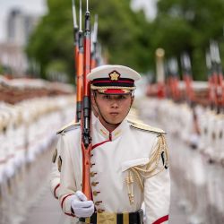 Miembros de una guardia de honor se preparan antes de la llegada del ministro de Defensa de Canadá, David McGuinty, para una reunión con el ministro de Defensa de Japón, Shinjiro Koizumi, en el Ministerio de Defensa en Tokio. | Foto:Yuichi Yamazaki / AFP