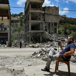Un hombre fuma una pipa de agua sentado entre escombros en la ciudad de Nabatieh al-Fawqa, en el sur del Líbano. El líder de Hezbolá, Naim Qassem, exigió la retirada programada de las tropas israelíes del sur del Líbano, luego de que las autoridades afirmaran que disparos israelíes mataron a dos personas en la zona, a pesar de una reciente tregua en los combates. | Foto:FADEL ITANI / AFP