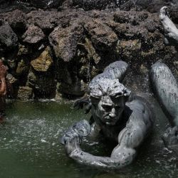 Un hombre se refresca en la fuente de los Girondinos en la Place des Quinconces, en medio de una ola de calor en Francia, en Burdeos, al suroeste del país. | Foto:Philippe López / AFP