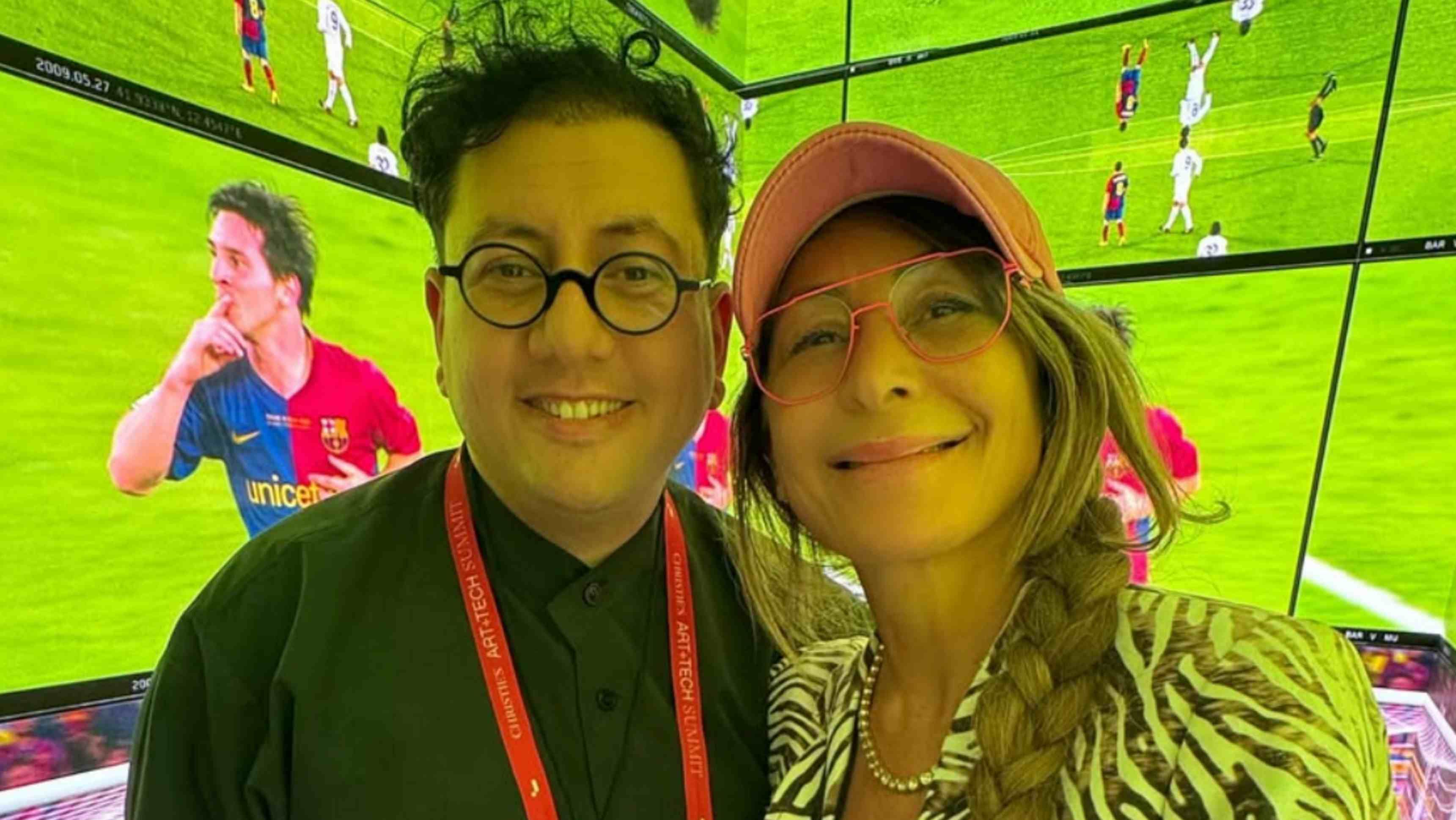 Refilk Anadol y Ximena Caminos; de fondo la obra de arte digital creada con un gol elegido por Messi.