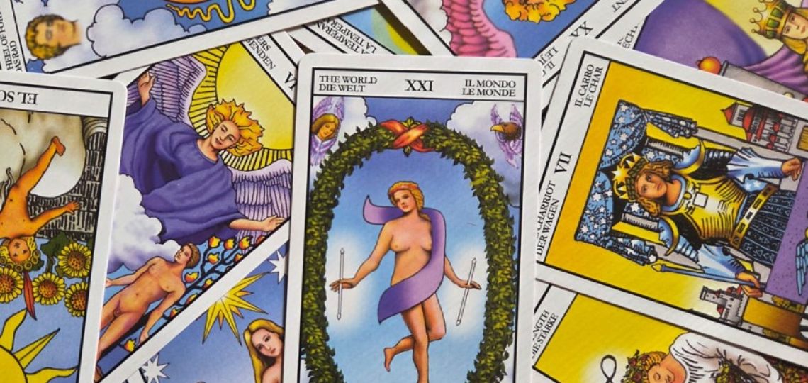 Limpieza de mazo de tarot sencilla con agua y sal para protegerte durante las lecturas