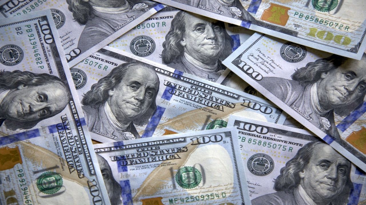 El dólar volvió a subir y las cotizaciones paralelas superaron los $1.500:  qué factores impulsan la demanda | Canal E