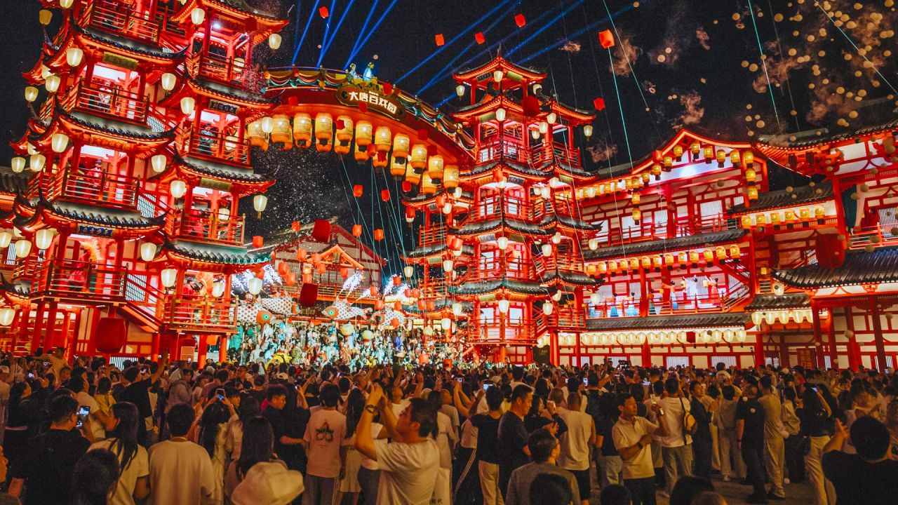 Imagen de turistas observando una presentación en el área escénica de la Antigua Calle Hetou, en Tangshan, en la provincia de Hebei, en el norte de China. | Foto:Xinhua/Liu Mancang