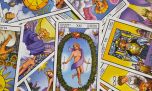 Limpieza de mazo de tarot con agua y sal para protegerte durante las lecturas