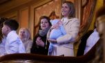 Belén Ludueña y Vito acompañaron a Jorge Macri en un acto escolar